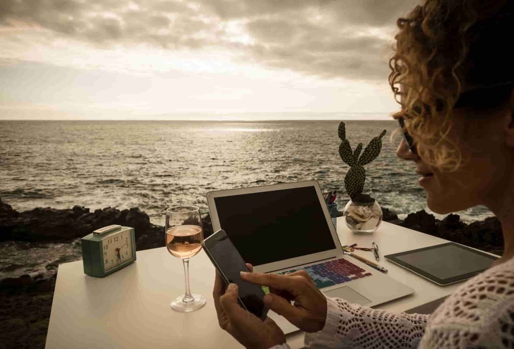 nomadic working setup in front of the beach