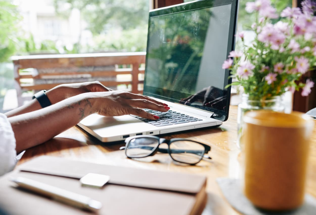 virtual assistant working in her laptop